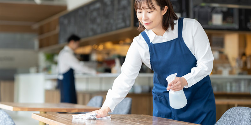 スプレーを使って清掃している様子