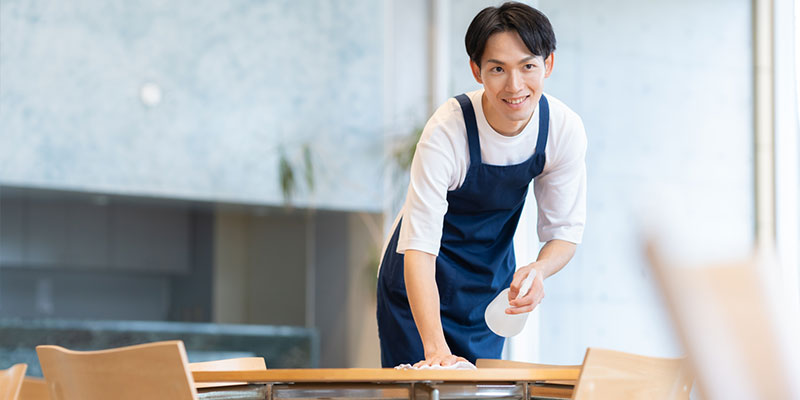 店内の清掃している様子