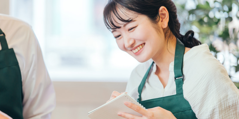 チェックポイントを確認する店員