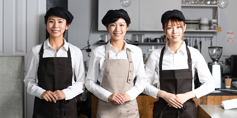 接客をしている3人