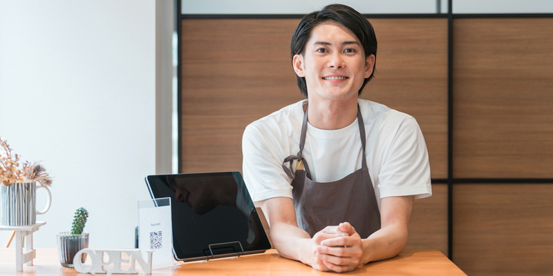 カウンターにいる男性の店員