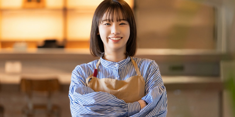 笑顔の女性の店員