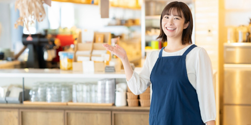 エプロンをした飲食店の女性スタッフ