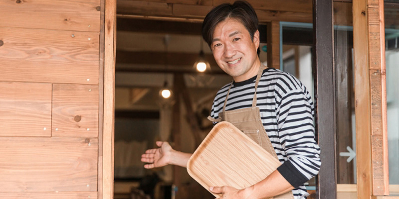 客を迎え入れる男性スタッフ