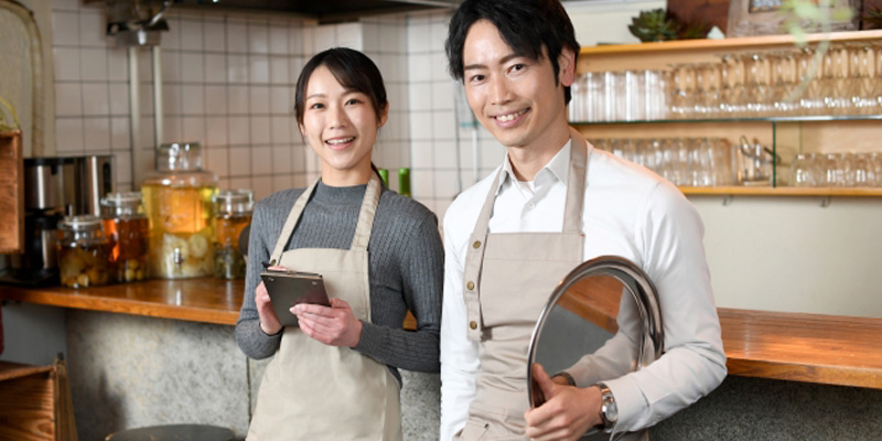 笑顔の飲食店スタッフの男女