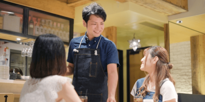 料理を提供する店員