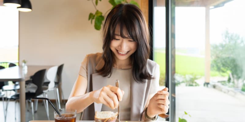 飲食店で食事する女性
