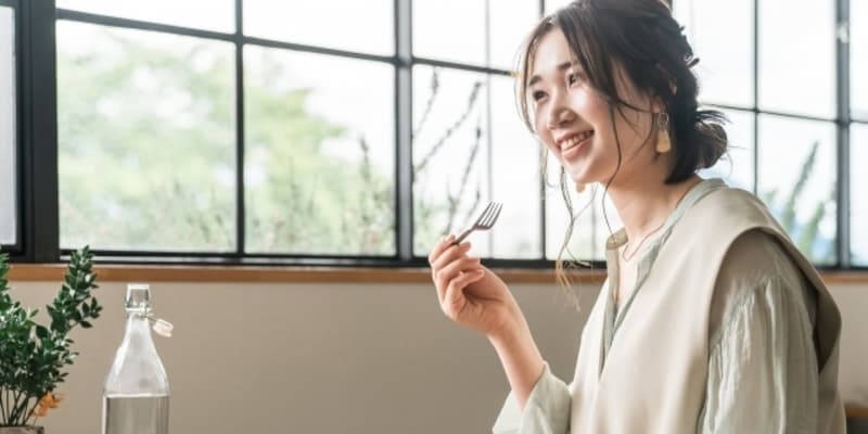 飲食店で食事する女性