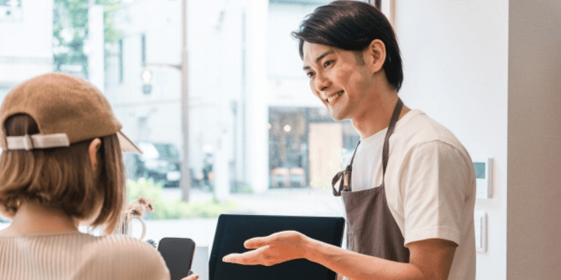 会計を案内する店員
