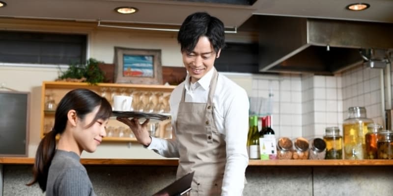 飲食店の店員とお客さん