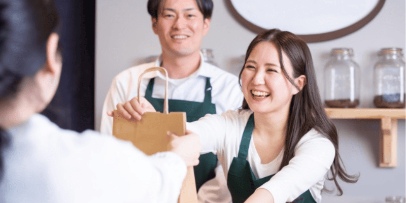 商品を手渡す女性