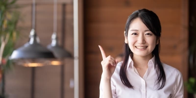 人差し指を立てる女性