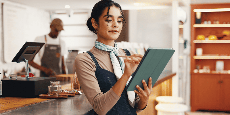 タブレットを操作する飲食店の女性