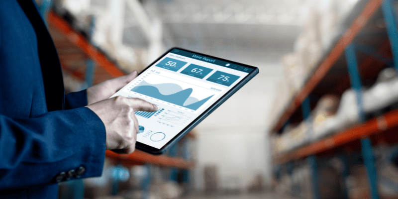 タブレットで数字を見る男性の手もと