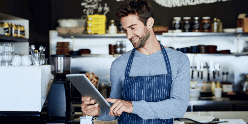 タブレットを操作する飲食店の男性