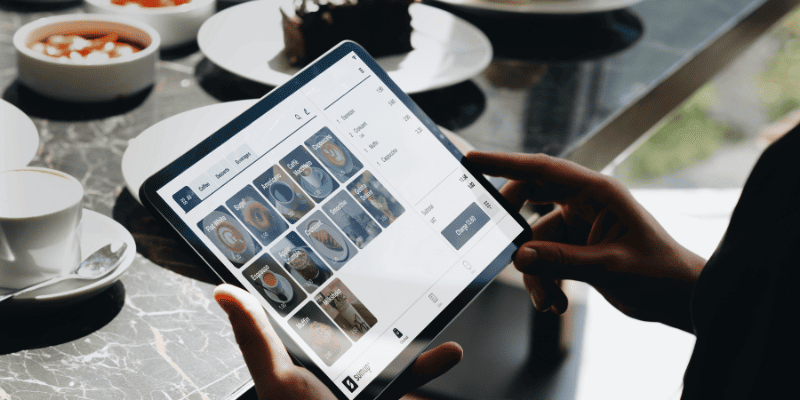 電子メニューを見ている様子