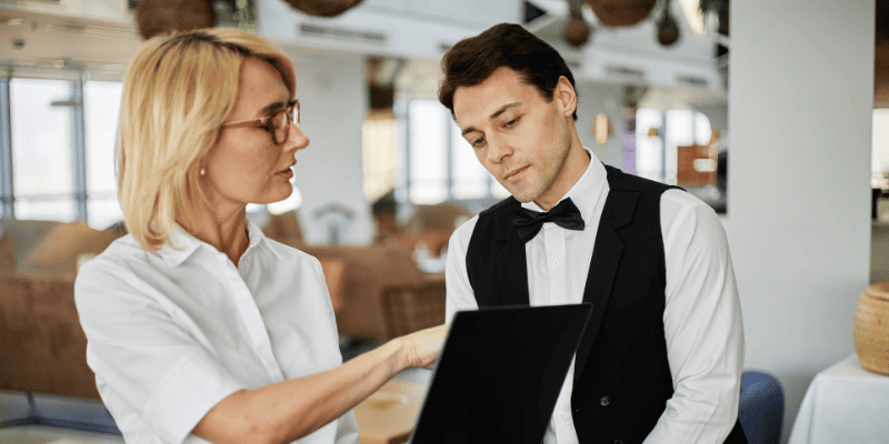 パソコンを見る店員とスタッフ