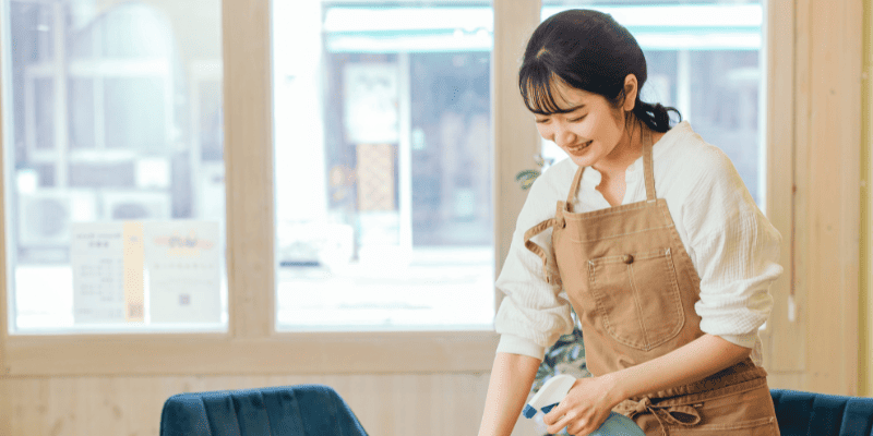 飲食店で働く女性