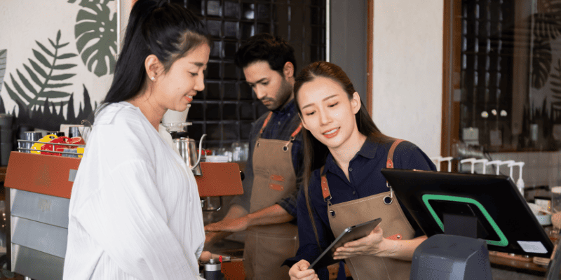 お客さんを案内する従業員