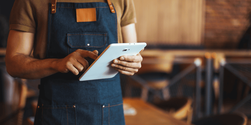 タブレットを見る飲食店店員