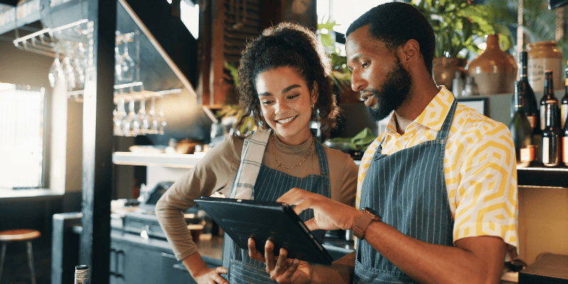 タブレットを見る店員たち