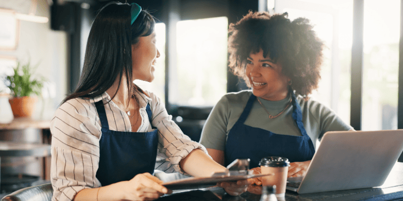 データを見て微笑みあうスタッフたち