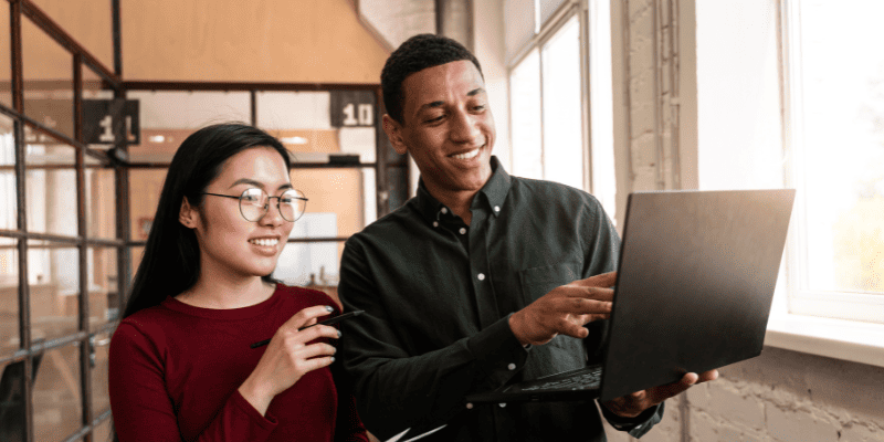 PCを見て話し合う人々