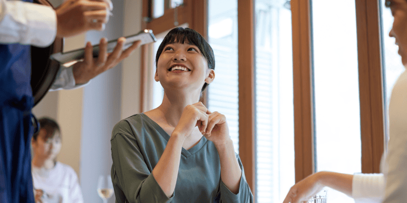 注文するお客さんとそれを聞くスタッフ