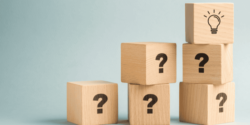 ？マークがかかれた積み木