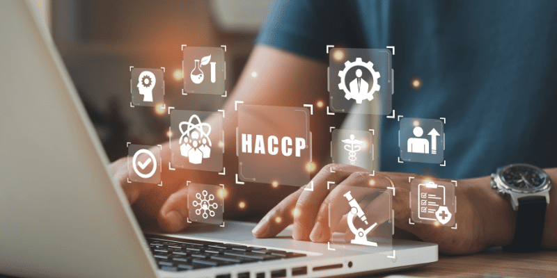 HACCPの文字とパソコンを触る男性