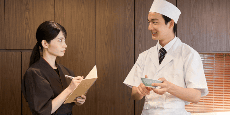 飲食店で研修を受ける女性