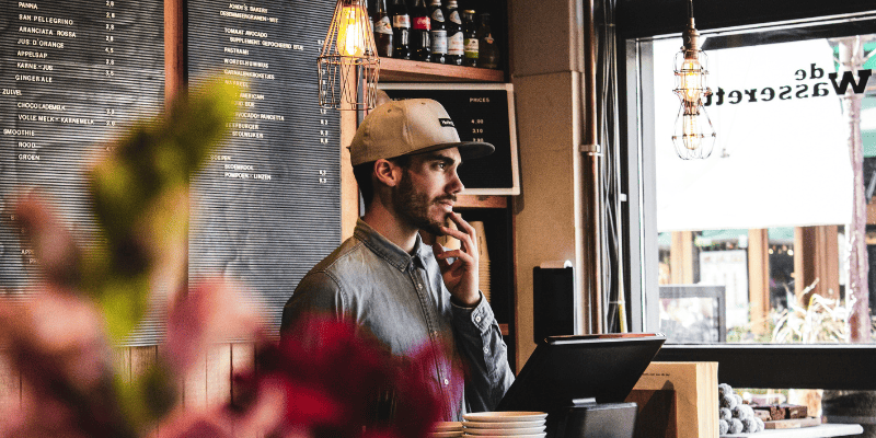 レジで考える従業員