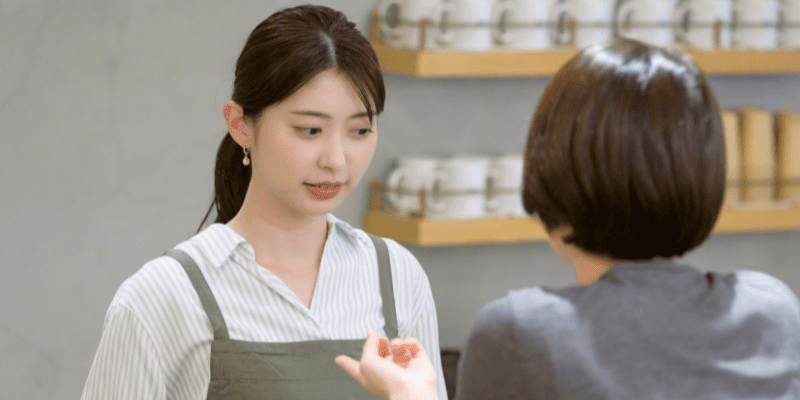 飲食店の客にクレームを言われている店員