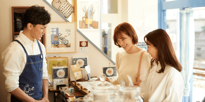 お客さんと親しげに話す店員