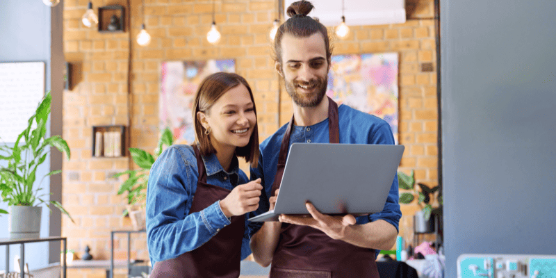 パソコンを一緒に見て話し合う従業員