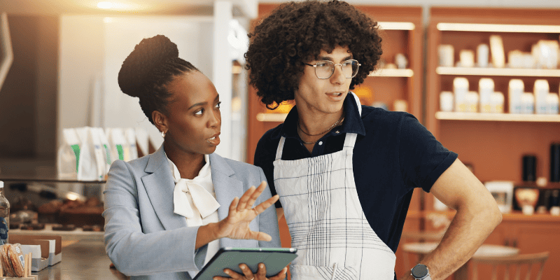 タブレットを見ながら話し合うスタッフ