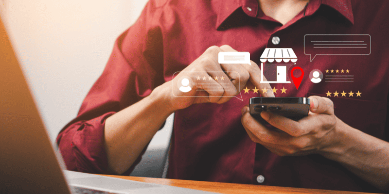 スマホを触る人と店舗やレビューのイラスト