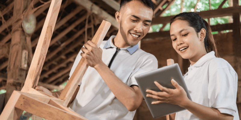 タブレットを見て話し合うスタッフ