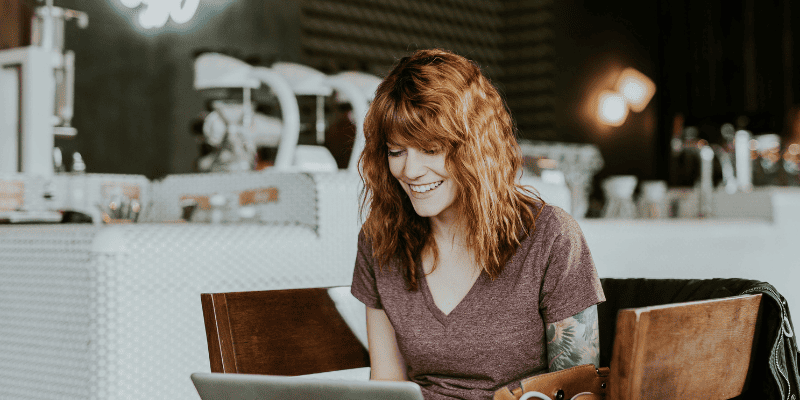 パソコンを触っている女性