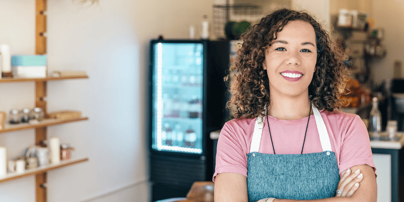 カフェの前に立って笑うスタッフ