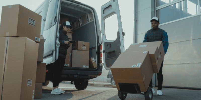 荷物を配達する従業員