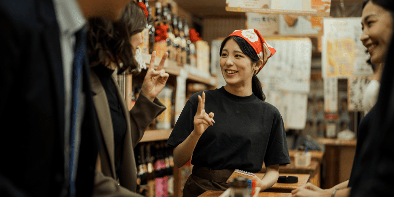 居酒屋で働く女性とお客さん