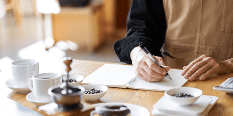 コーヒーショップの店員が計算している様子