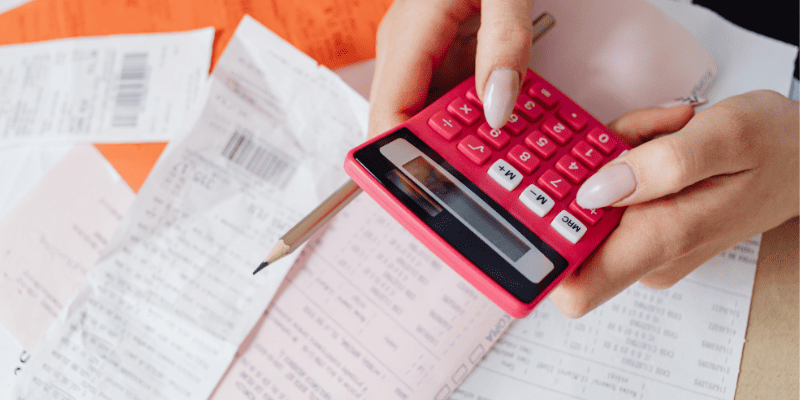 電卓で計算している様子