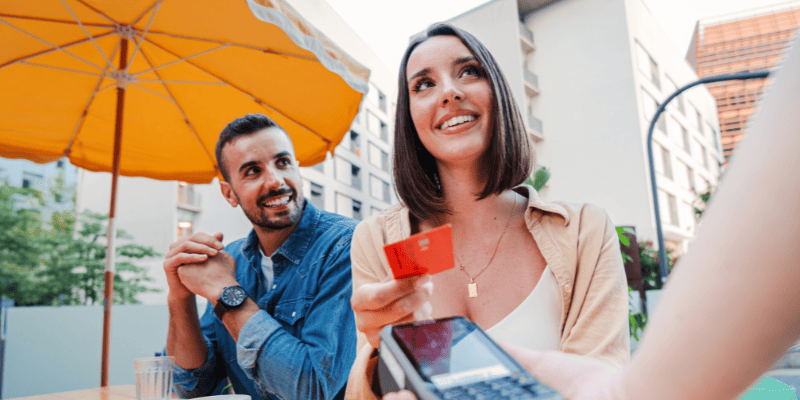 クレジットカードを指しだすお客さん