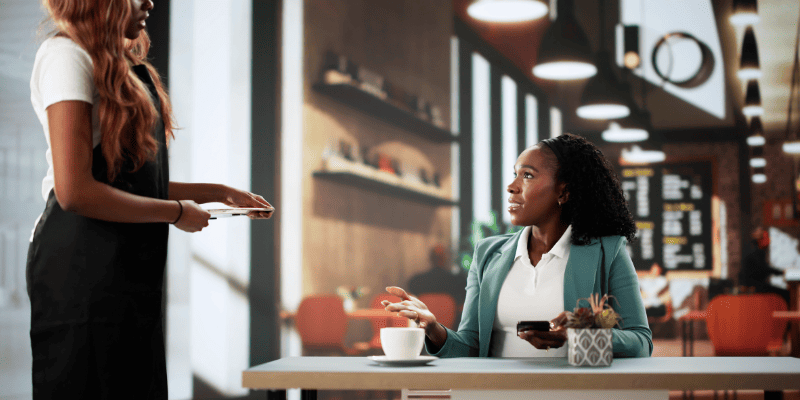 飲食店のスタッフに何かを訴える客