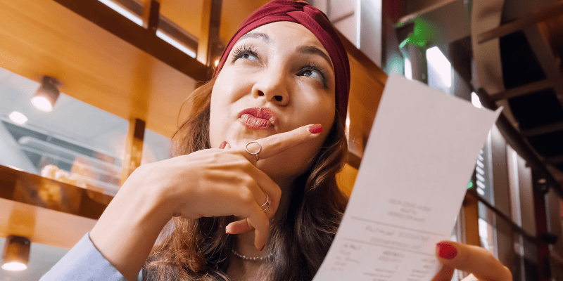 伝票を見て考える女性