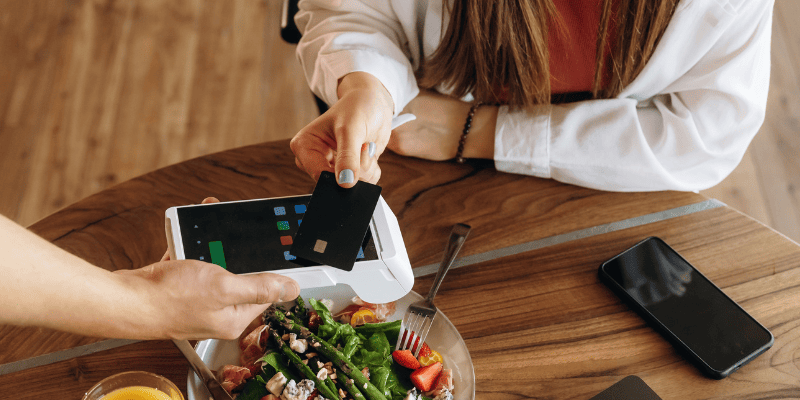 クレジットカードで決済する女性