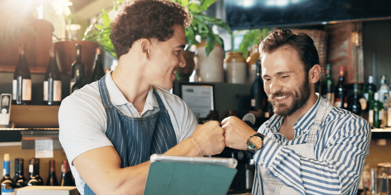グータッチで喜ぶ飲食店スタッフ