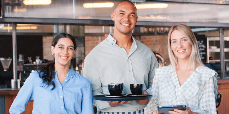 こちらを見て笑っている飲食店スタッフ